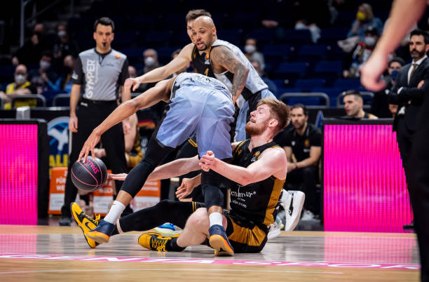 开拓者新秀评级仅为D：杨瀚森始终未能跻身轮换 乐福在场球队输更惨（开拓者新秀获D级评价：杨瀚森仍未跻身轮换，乐福上场时球队输得更惨）